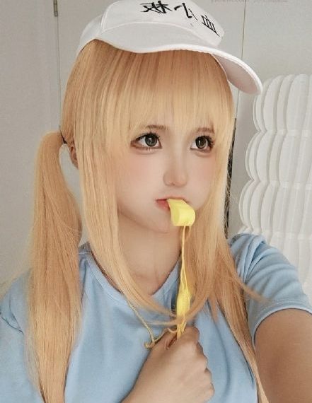少女嘴微张