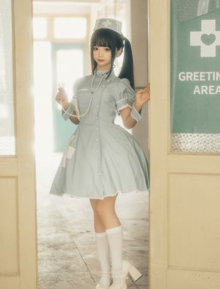 镜前的科妮莉亚